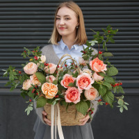 Корзина с пионовидными розами и ветками малины