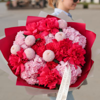 Букет с красными розами, хризантемой и гортензией