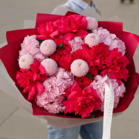 Букет с красными розами, хризантемой и гортензией