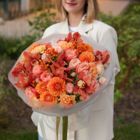 Букет с карамельными орхидеями, георгинами и розами