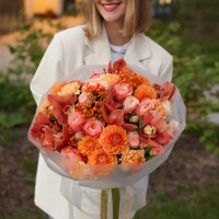 Букет с карамельными орхидеями, георгинами и розами