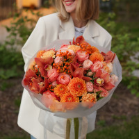 Букет с карамельными орхидеями, георгинами и розами