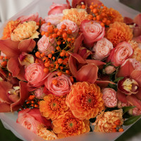 Букет с карамельными орхидеями, георгинами и розами