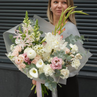 Букет с белыми каллами, гладиолусами и антуриумом