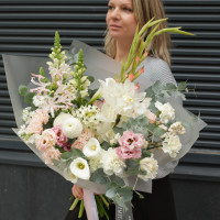 Букет с белыми каллами, гладиолусами и антуриумом