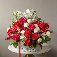 Корина с красными французскими розами и миксом сезонных цветов