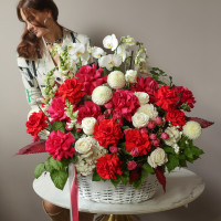 Корина с красными французскими розами и миксом сезонных цветов