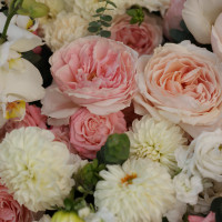 WOW-композиция в плетёной белой корзине с пионовидными розами и орхидеей