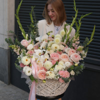 WOW-композиция в плетёной белой корзине с пионовидными розами и орхидеей