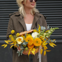 Ярко-жёлтая осенняя композиция в настоящей тыкве