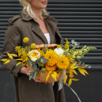 Ярко-жёлтая осенняя композиция в настоящей тыкве