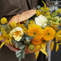 Ярко-жёлтая осенняя композиция в настоящей тыкве