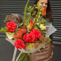 Букет с красными французскими розами, леукосперумом и книффофией