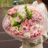 Круглый букет с миксом пудрово-розовых пионовидных роз и гортензией