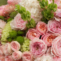 Круглый букет с миксом пудрово-розовых пионовидных роз и гортензией