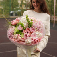Круглый букет с миксом пудрово-розовых пионовидных роз и гортензией