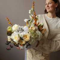 Композиция в настоящей тыкве с ягодами облепихи и бузины