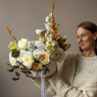 Композиция в настоящей тыкве с ягодами облепихи и бузины