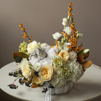 Композиция в настоящей тыкве с ягодами облепихи и бузины