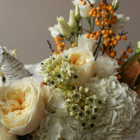 Композиция в настоящей тыкве с ягодами облепихи и бузины