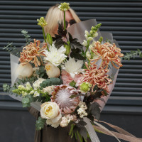 Авторский букет с протеей и карамельными хризантемами кудри