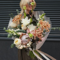 Авторский букет с протеей и карамельными хризантемами кудри