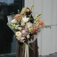 Авторский букет с протеей и карамельными хризантемами кудри