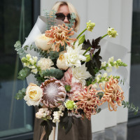 Авторский букет с протеей и карамельными хризантемами кудри