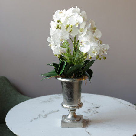Элегантная композиция с белыми орхидеями в дизайнерской вазе 
