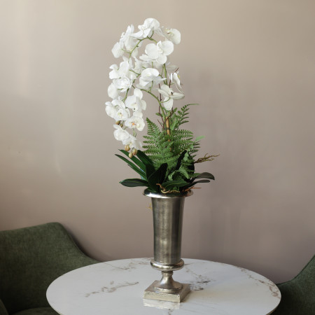 Высокая композиция с белыми орхидеями (ботаническая копия) и декоративной зеленью