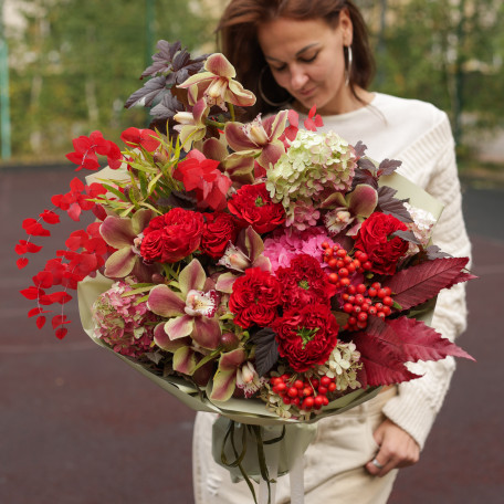 Авторский букет с красными пионовидными розами и орхидеей