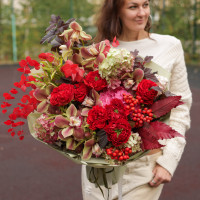 Авторский букет с красными пионовидными розами и орхидеей