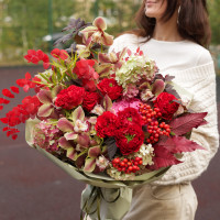 Авторский букет с красными пионовидными розами и орхидеей