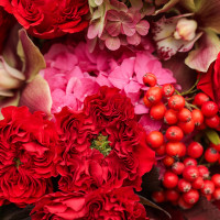 Авторский букет с красными пионовидными розами и орхидеей