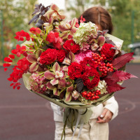 Авторский букет с красными пионовидными розами и орхидеей