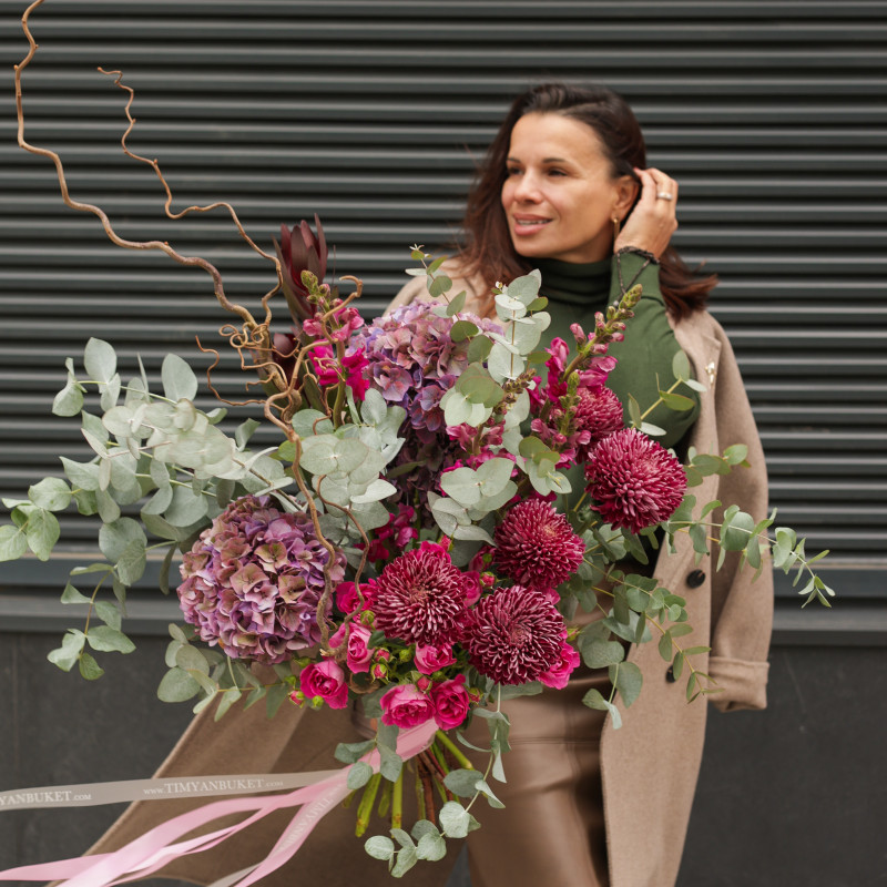 Авторский букет с хризантемами, гортензией и объемным эвкалиптом