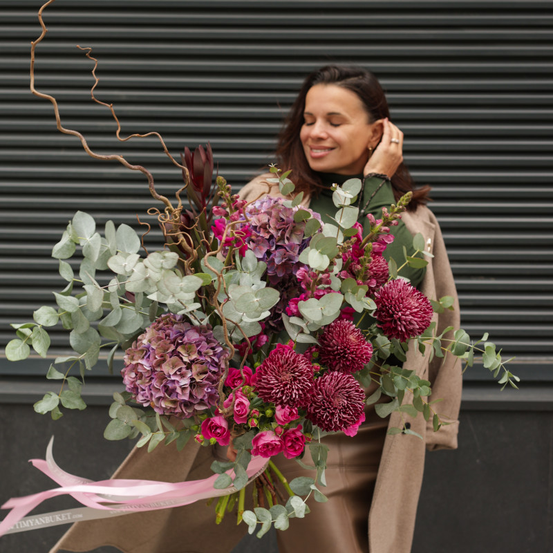 Авторский букет с хризантемами, гортензией и объемным эвкалиптом