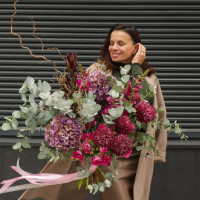 Авторский букет с хризантемами, гортензией и объемным эвкалиптом