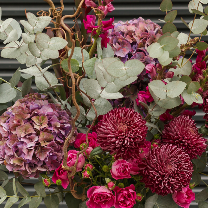 Авторский букет с хризантемами, гортензией и объемным эвкалиптом