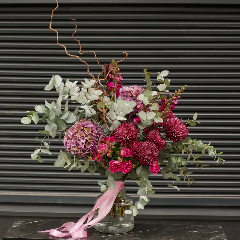 Авторский букет с хризантемами, гортензией и объемным эвкалиптом