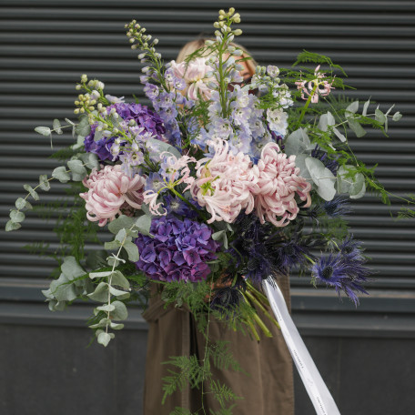 Авторский букет с хризантемой "Кудри" и насыщенной гортензией