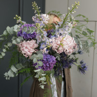 Авторский букет с хризантемой "Кудри" и насыщенной гортензией