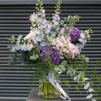 Авторский букет с хризантемой "Кудри" и насыщенной гортензией