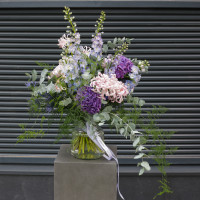 Авторский букет с хризантемой "Кудри" и насыщенной гортензией