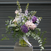 Авторский букет с хризантемой "Кудри" и насыщенной гортензией