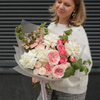 Букет с миксом пионовидных роз и белыми французскими розами