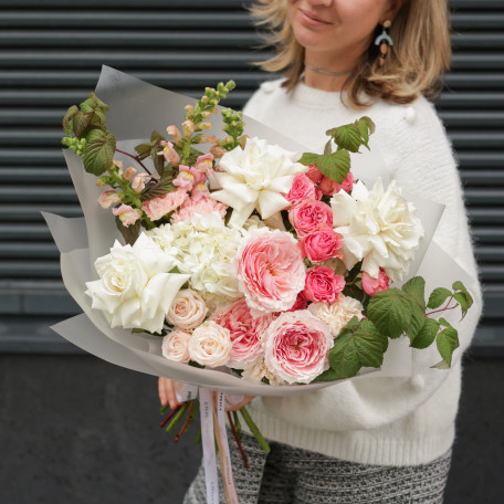 Букет с миксом пионовидных роз и белыми французскими розами