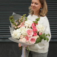 Букет с миксом пионовидных роз и белыми французскими розами