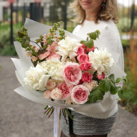 Букет с миксом пионовидных роз и белыми французскими розами