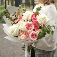 Букет с миксом пионовидных роз и белыми французскими розами